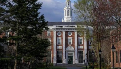 美国联邦政府层面不只犯了这一个错,还有连番“泄密门”!