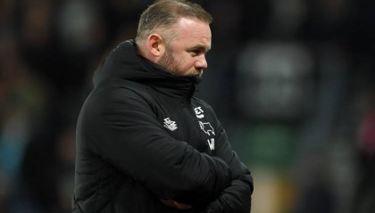 球迷热议鲁尼下课：收回他的教练执照，我想知道谁还敢用他？