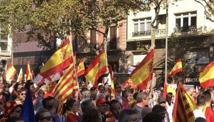 “要独立不要统一!”关键时刻,40万人冲上街头示威,场面一度失控