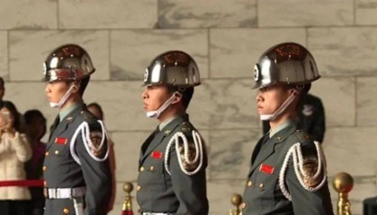 6名台军举五星红旗,拒为台独当炮灰,台媒:赖清德卫兵也要投诚