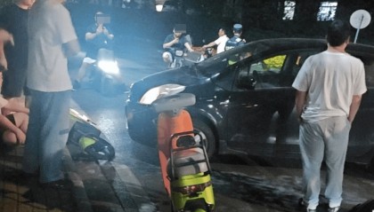 武汉大学辟谣“逼停骑行学生的司机系副校长子女”,目击者讲述现场情况