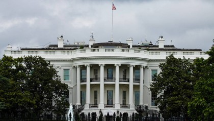 美国宣布:税率50%!纳指跌超300点,英伟达市值一夜蒸发超万亿元!事关降息,美国财长发声,市场关注鲍威尔演讲