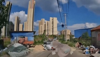 女子单手骑车摔倒，机动车相隔6米要担责让人看不懂