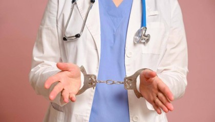 女护士获刑被开除,被羁押后医院仍为她缴养老保险等共计14万元 一审判返还11万元