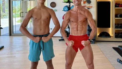 C罗解释与14岁儿子身高差：我身高1米87，迷你罗身高1米85