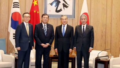 王毅当着石破茂的面谈抗战,苦口婆心谈历史与未来的关系