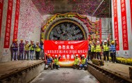 上海地铁崇明线全线隧道贯通,系国内穿越长江最长的地铁线