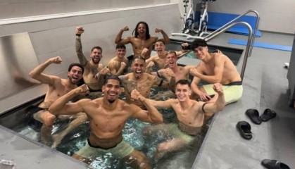 阿斯:巴萨客场逆转马竞后,球员们在客队休息室的按摩浴缸里庆祝