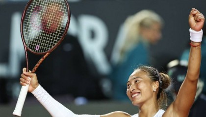 首胜萨巴伦卡，郑钦文：我终于能像对阵普通选手那样面对她了