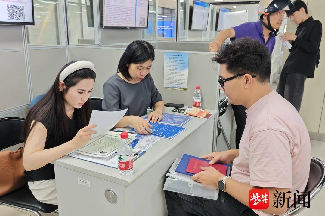 25岁小伙带一沓证书应聘！南京高校毕业生招聘会火爆，HR：这样的简历很加分