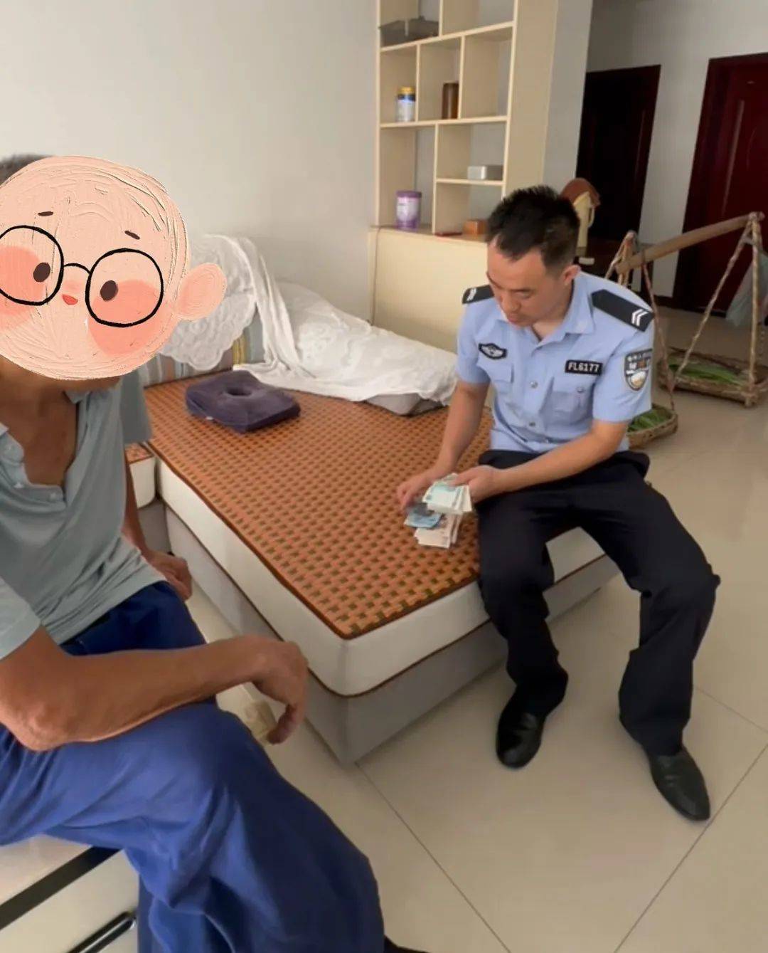 女子照顾卖菜大爷生意遭背刺：5元的菜误付2000元现金，大爷光速塞进后腰，谎称没看见，民警上门找回