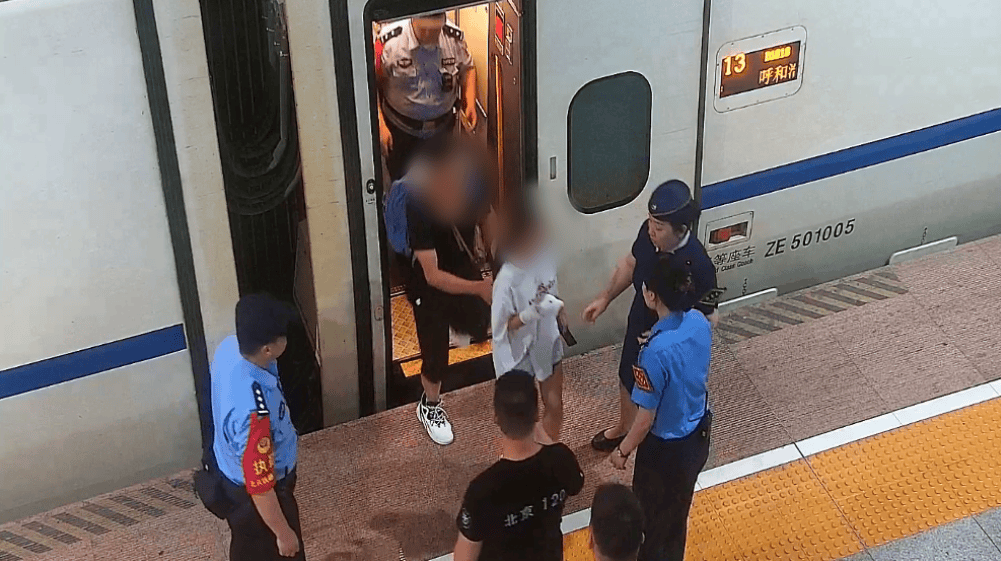 与时间赛跑 北京铁警接力护送断指女孩