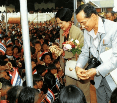 泰国王太后诗丽吉去世,留下19顶奢华王冠和她的传奇一生