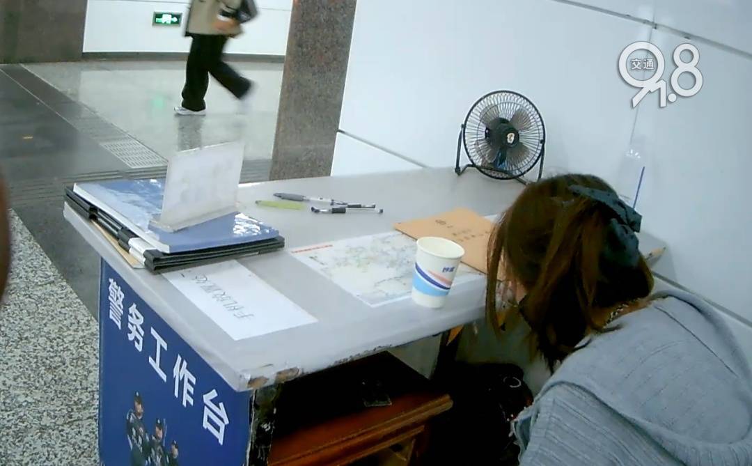 杭州地铁内，女乘客突然崩溃大哭！紧接着……这一幕被拍下