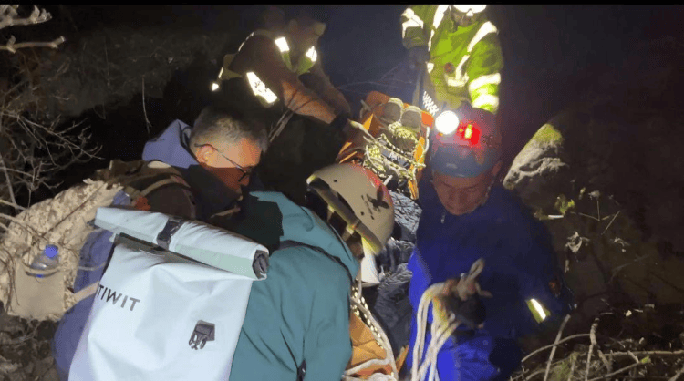 太原崛围山附近未开发路段一“驴友”不慎坠入六米深沟,次日被发现救出送医